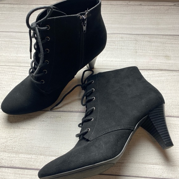 Women’s East 5th Black Lace-Up Heeled Boots - Picture 4 of 8